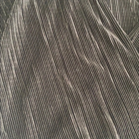 Cropped Plisse, long sleeve, deep V top - Picture 3 of 4